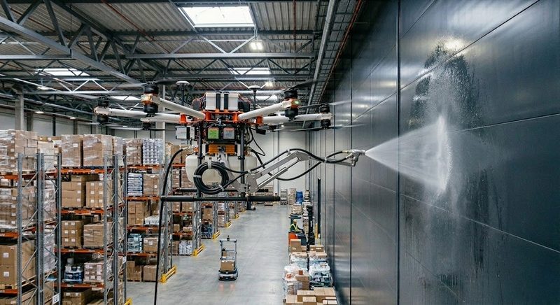 Mycie hali magazynowej dronem